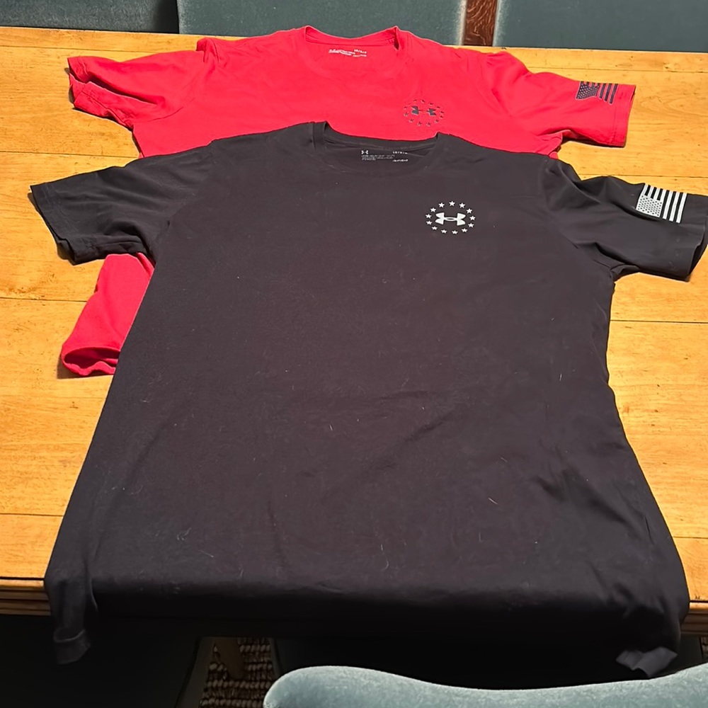 Set of two men’s large under armor short sleeves T-shirt. Great used condition.
